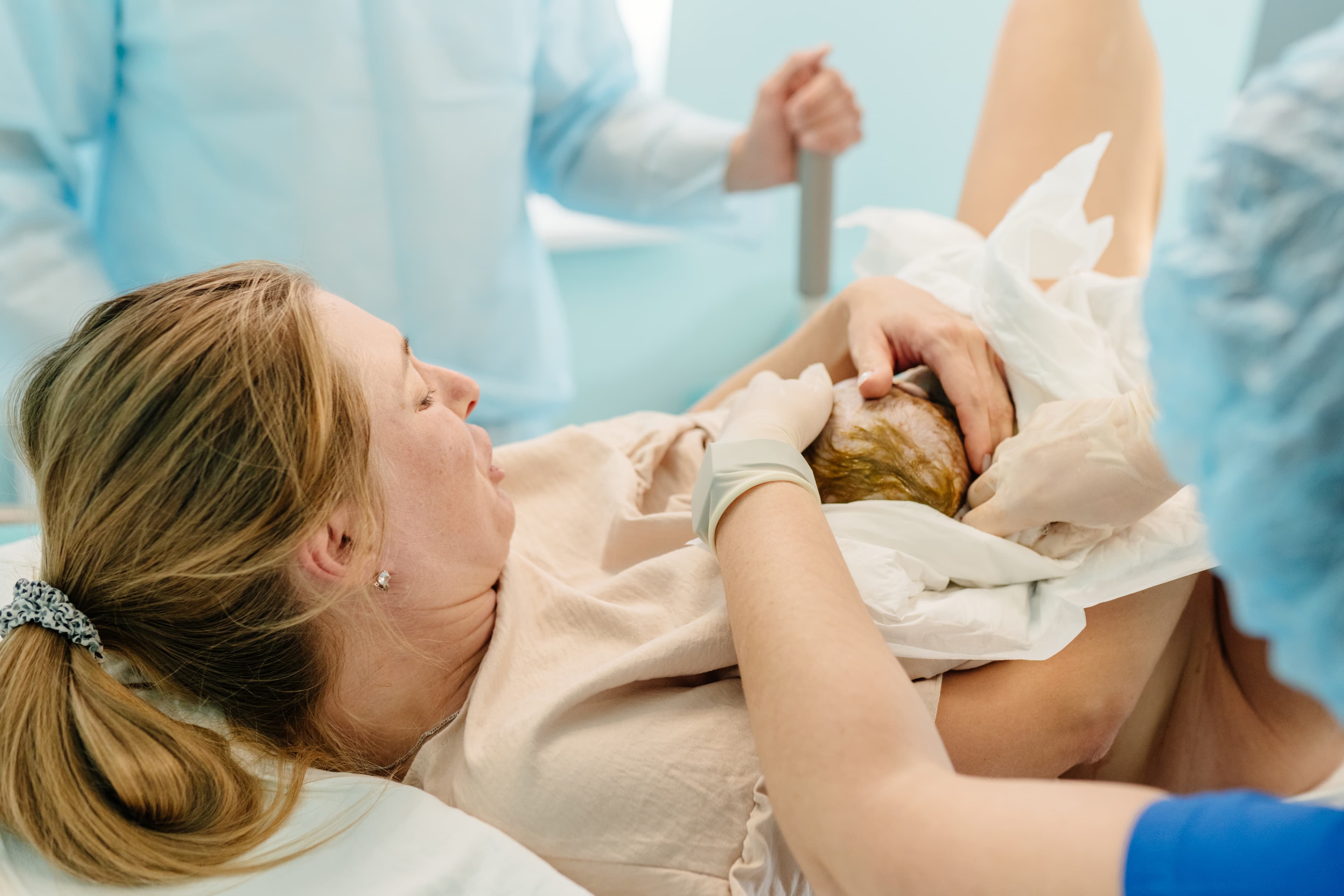 Hvilke smertelindringsmetoder finnes under fødsel? Her får du en grundig oversikt over epidural, lystgass, akupunktur og andre alternativer.