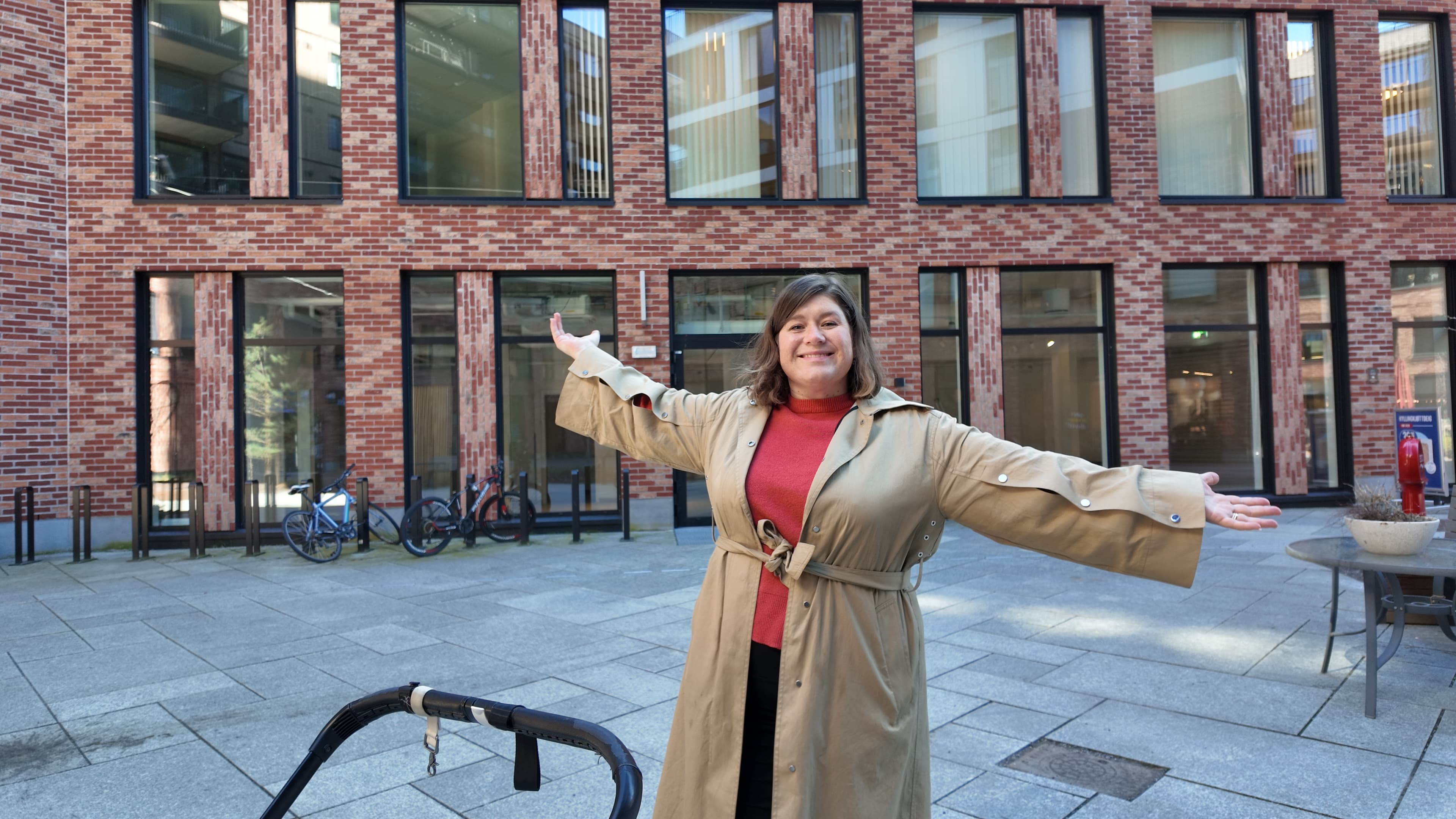 Marte Sofie utenfor Livia-klinikken i Meierikvartalet, Lillestrøm